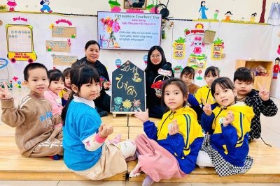 kỷ niệm 43 năm Ngày Nhà giáo Việt Nam (20/11/1982 – 20/11/2025), của cô và trẻ Trường Mầm non Văn Xá – phường Kim Bảng.
