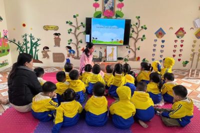 Hoạt động tạo hình: Tô màu con Hươu cao cổ, lớp mẫu giáo 3 – 4 tuổi.