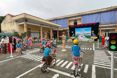 Sáng ngày 27/3/2026 Trường Mầm non Văn Xá tổ chức Sân chơi bé với An toàn giao thông.