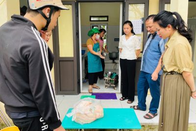 Kiểm tra, gám sát vệ sinh an toàn thực phẩm và chất lượng bữa ăn tại trường MN Văn Xá